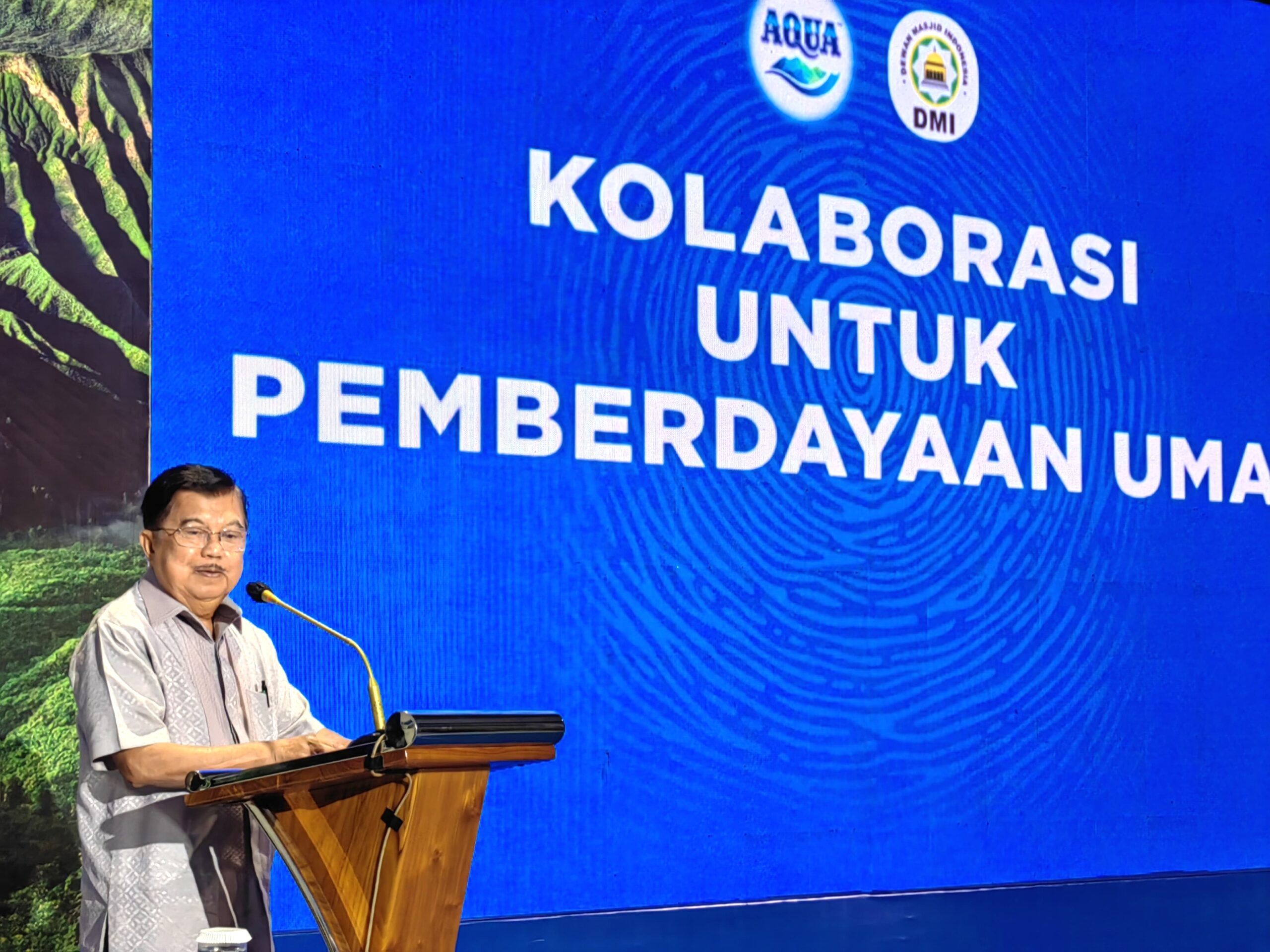 Jusuf Kalla Saat Menyampaikan Sambutannya Dalam Acara Kolaborasi Untuk Pemberdayaan Umat Antara DMI dengan PT Aqua Indonesia