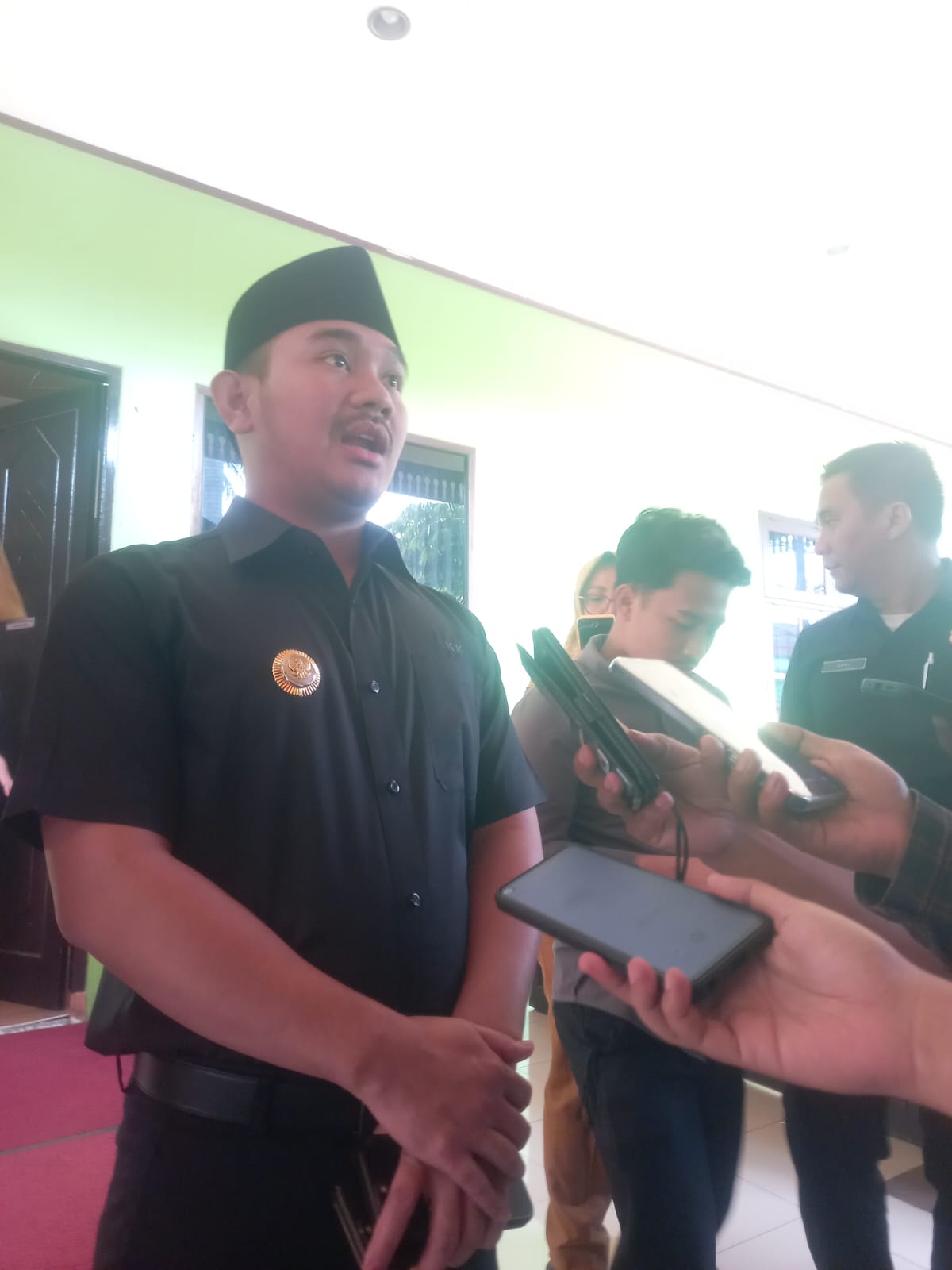 Bupati Bekasi Ade Kuswara Ditemui Usai Mengahadiri Acara Serah Terima Aset di Kantor Pemerintahan Kota Bekasi, Selasa (22/7/2025)