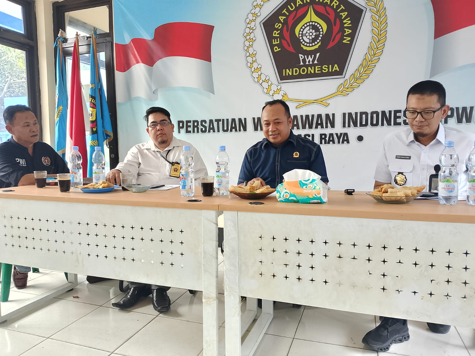 Kanim Bekasi Melakukan Kunjungan Kerja Sekaligus Coffee Morning di Sekretariat PWI Bekasi Raya, Selasa (2/12/2025).