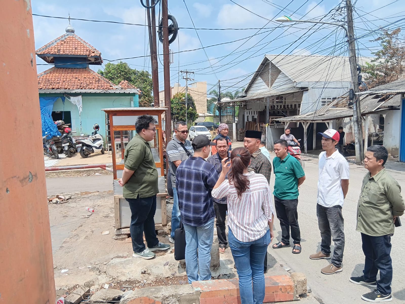 Camat Mustika Jaya Kota Bekasi Maka Nachrowi Saat Mendata Warga Pasca Ledakan SPBE Cimuning