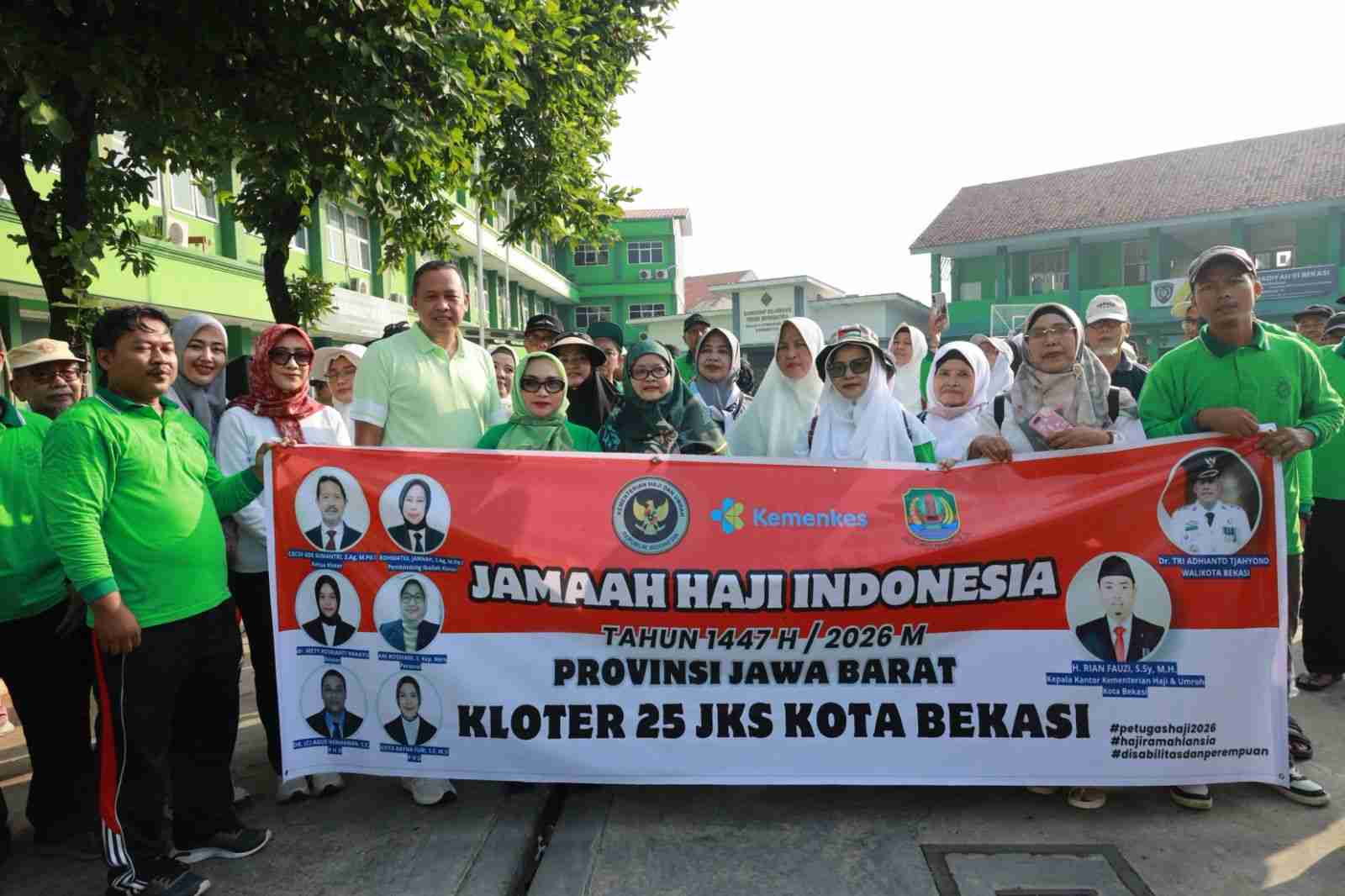 Wali Kota Bekasi Tri Adhianto Ikuti Manasik Haji Kloter 25 Bersama Istri