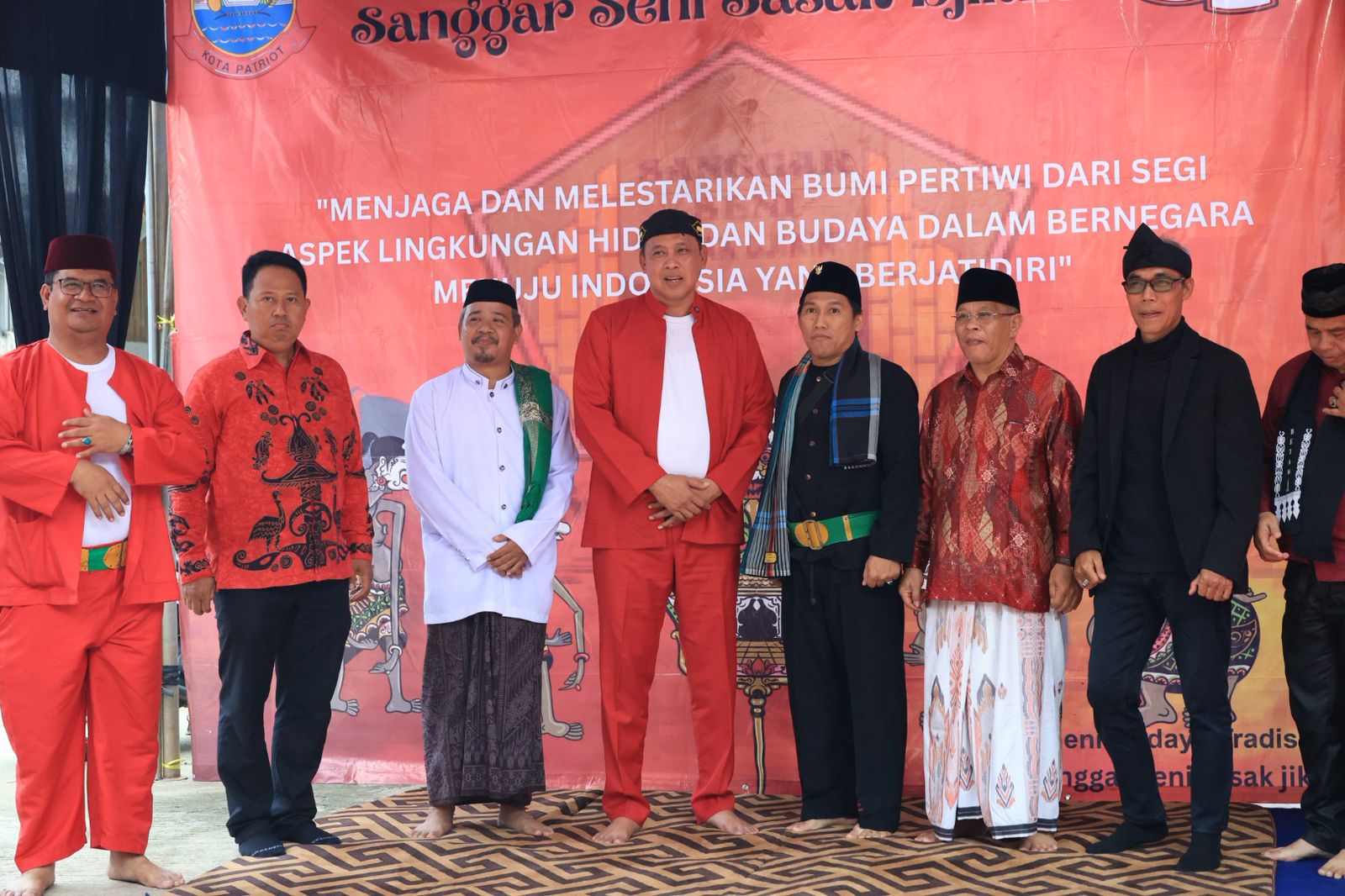 Wali Kota Bekasi, Tri Adhianto, Menghadiri Kegiatan Sedekah Bumi yang Digelar Oleh Sanggar Seni Sasak Djikin di wilayah Jatimurni, Kecamatan Pondok Melati, pada Sabtu, (02/05/2026).